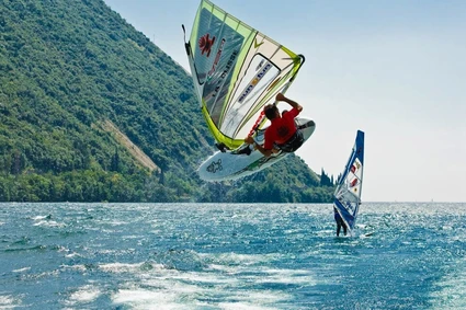 Lezione privata di windsurf all’alba per due in Garda Trentino 4
